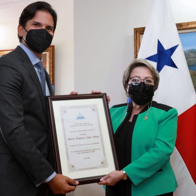 Pergamino a Magistrada Presidenta 6